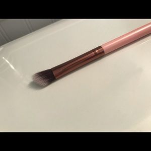Luxie 207 medium angled shading brush